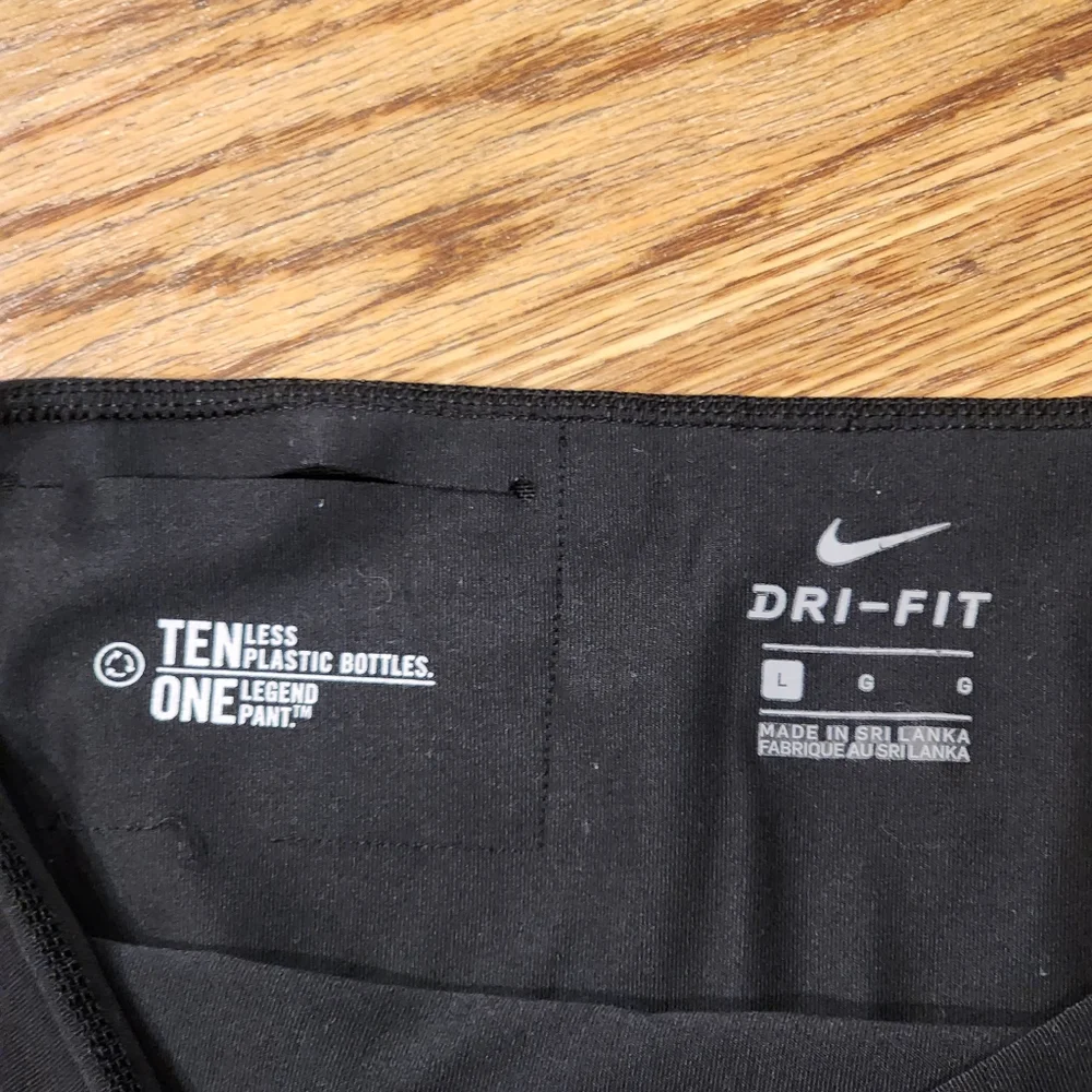 NIKE Dri-Fit Size Large High Waist Capri Crop Black Leggings